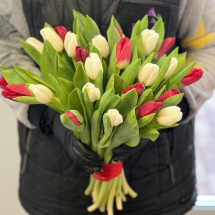 Заказать букет белых и красных тюльпанов недорого с доставкой в Ростове-на-Дону