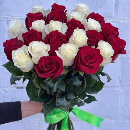 Букет «Баланс» из красных и белых роз - купить с доставкой в Ростове-на-Дону
