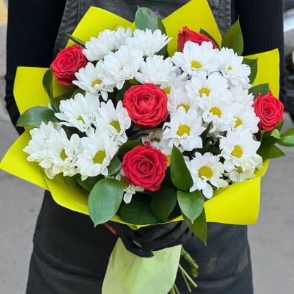 Букет с розами и хризантемами "Волшебство" - заказ с достакой с доставкой в Ростове-на-Дону